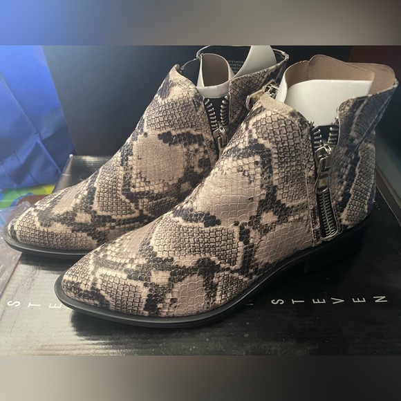 Steve Madden snakeskin booties size 9.5 NIB - Picture 3 of 4